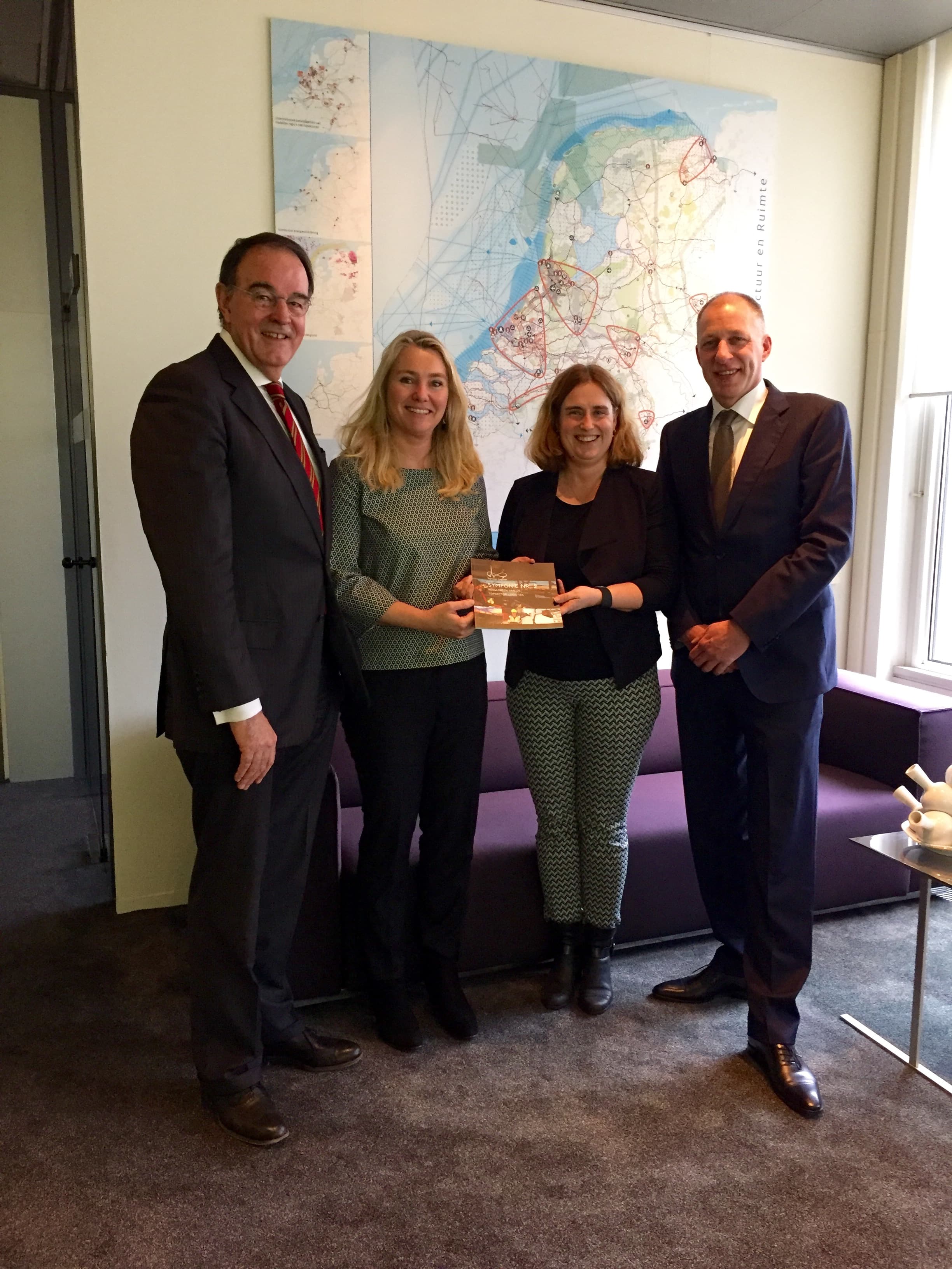 Aanbieding Resultatenboek 2015 Topsector Logistiek aan minister Schultz van Haegen