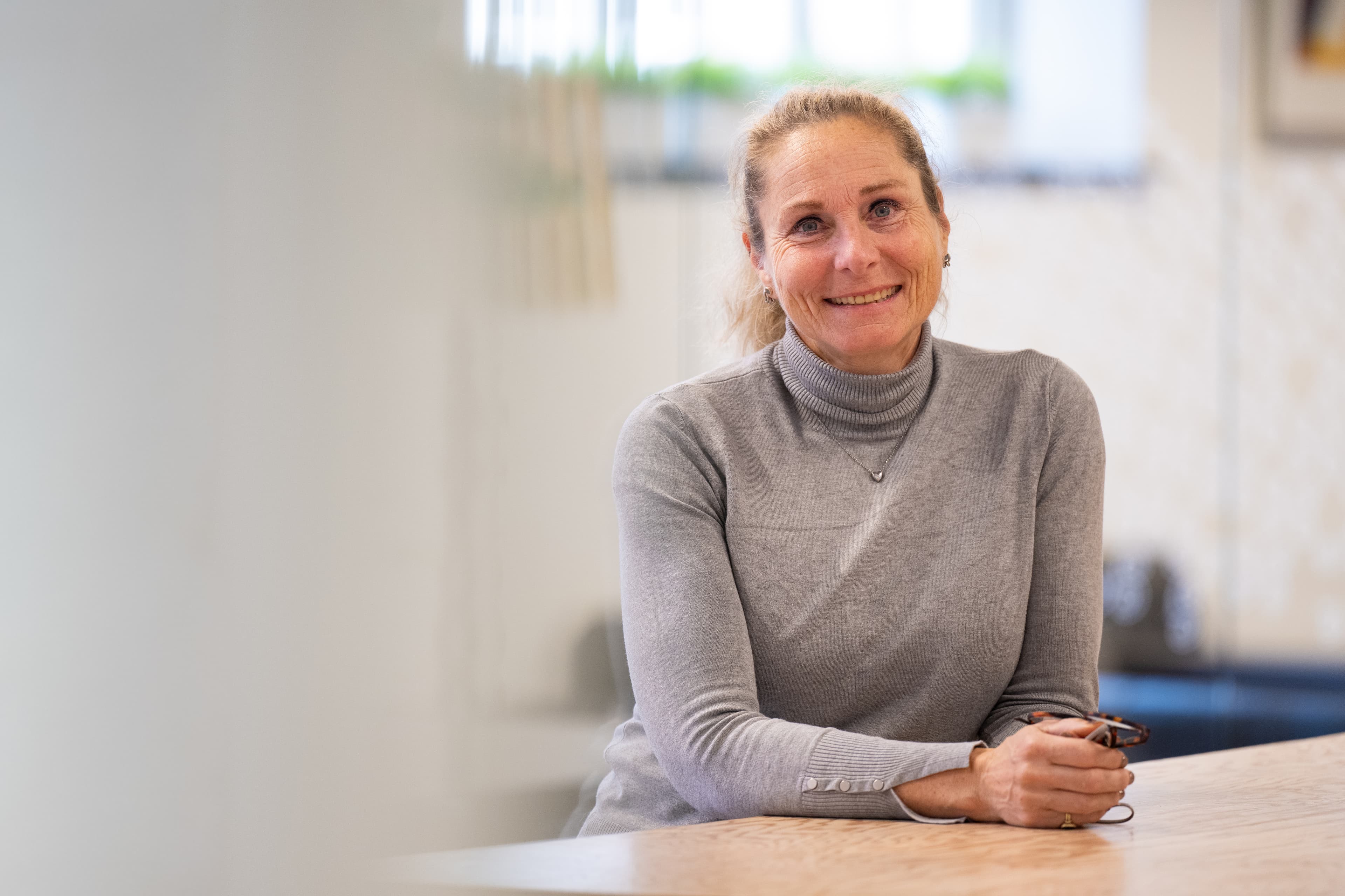 20251106_CNK_Vanessa aan de bar 1