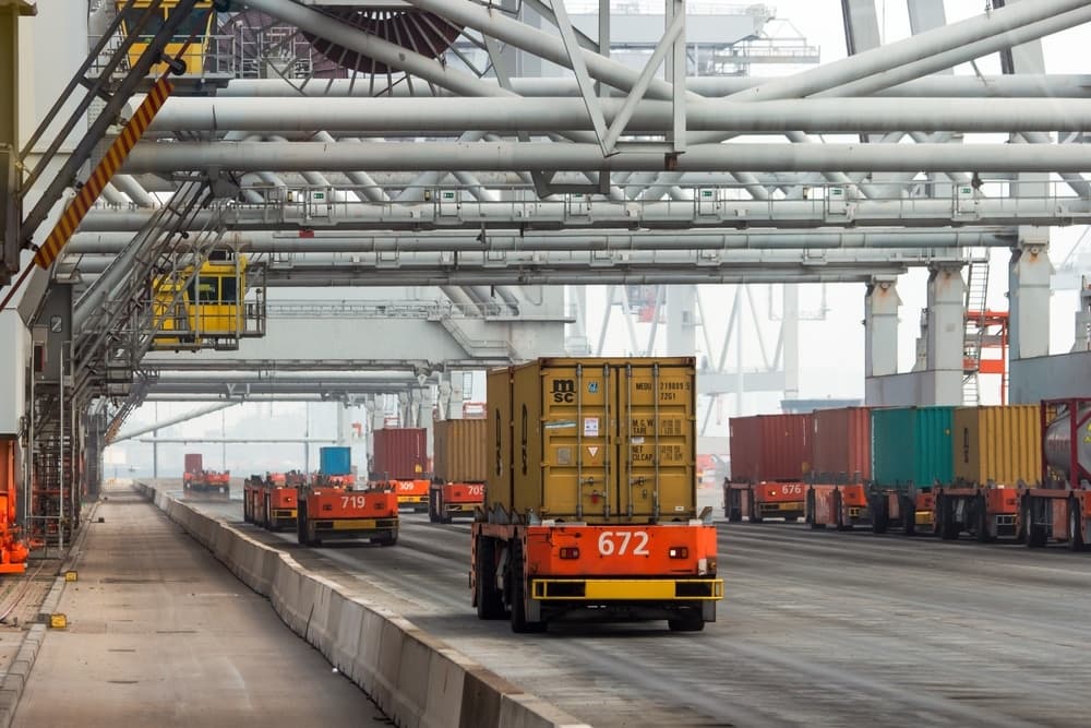 Automated,Vehicles,Moving,Shipping,Containers,To,And,From,Gantry,Cranes