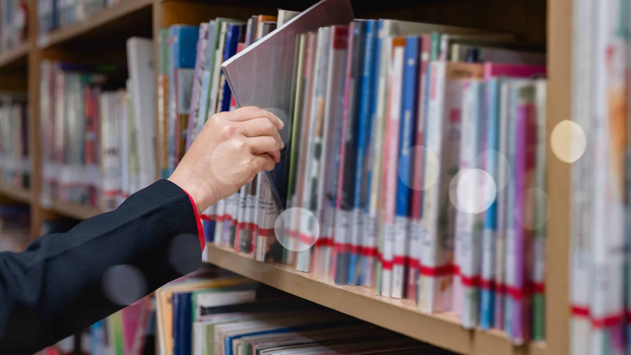 Woman,Read,Book,,Studying,,Research,,School,,Education,Concept.,A,Businesswoman